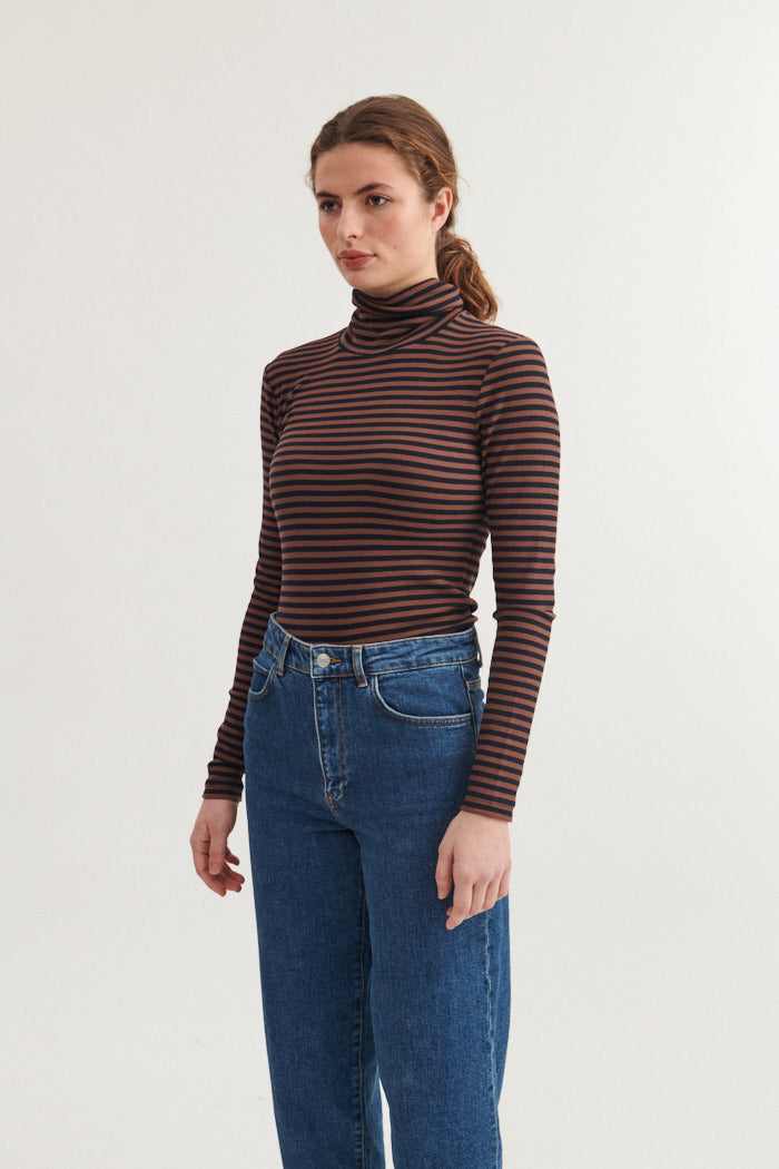 Basic Apparel Ludmilla High-neck T-shirts 692 Carafe / Black